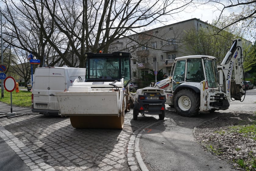 I etap prac na ul. Olszewskiego - układanie asfaltu na odcinku od skrzyżowania ze Spółdzielczą i Orłowskiego do krzyżówki z Gersona i Wojtkiewicza.