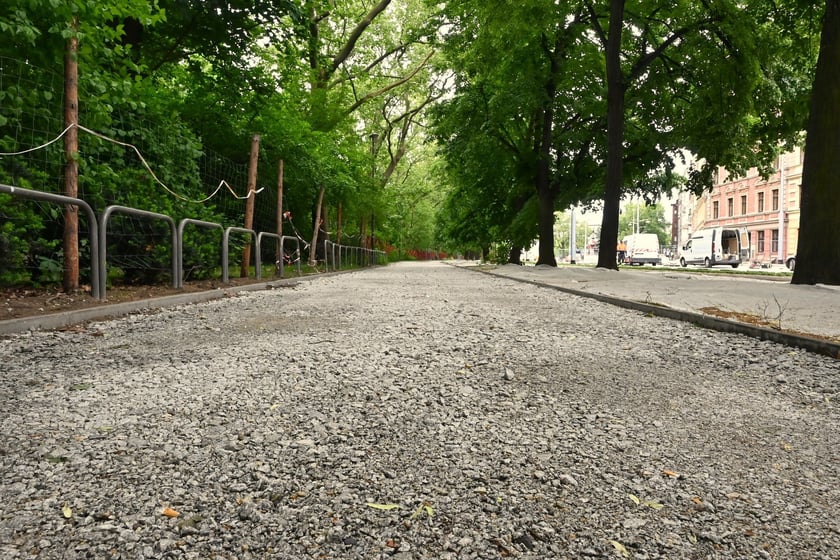 Podbudowa ścieżki rowerowej przy parku Staszica czeka na beton jamisty.&nbsp;
