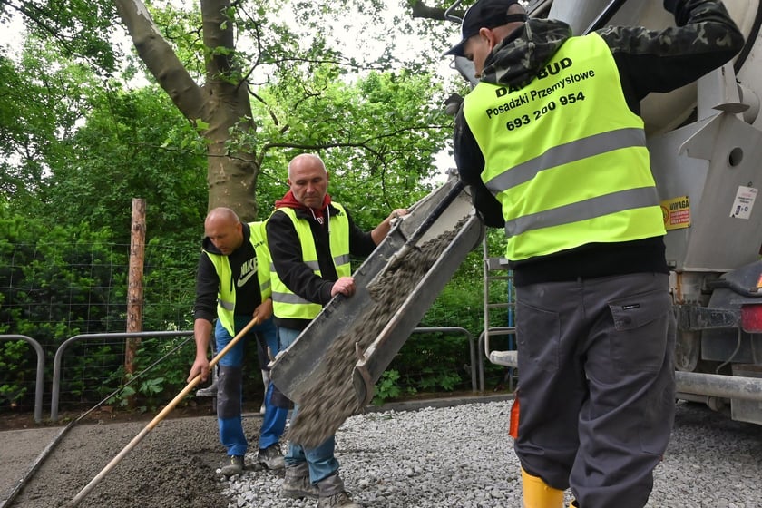 Na pl. Staszica, przy parku, po raz pierwszy we Wrocławiu układany jest beton jamisty - taki, który przepuszcza wodę. Dzięki zastosowaniu tej technologii, drzewa i rośliny będą nawadniane wodami opadowymi, a rowerzyści będą wygodnie jeździć.