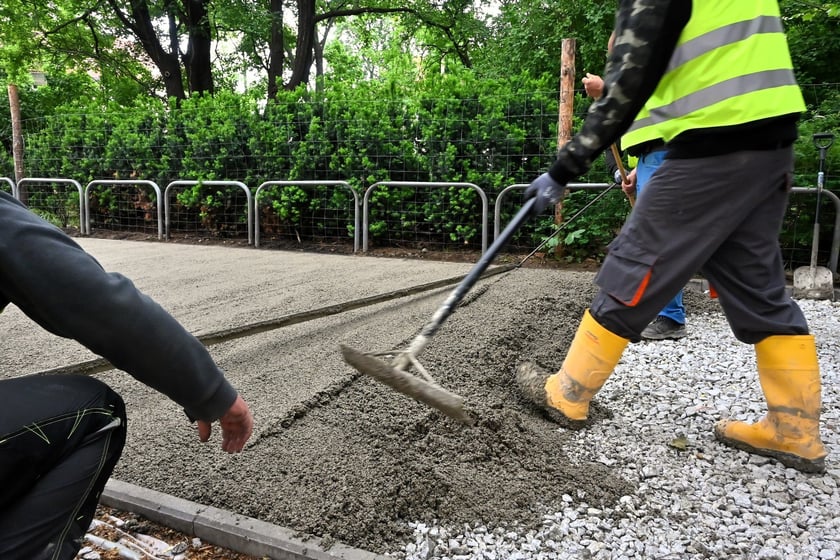 Na pl. Staszica, przy parku, po raz pierwszy we Wrocławiu układany jest beton jamisty - taki, który przepuszcza wodę. Dzięki zastosowaniu tej technologii, drzewa i rośliny będą nawadniane wodami opadowymi, a rowerzyści będą wygodnie jeździć.