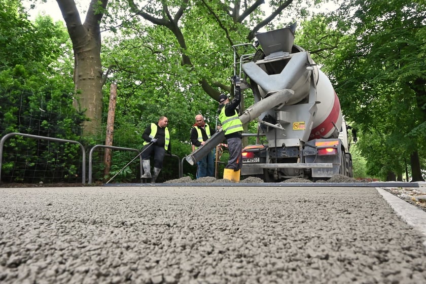 Na pl. Staszica, przy parku, po raz pierwszy we Wrocławiu układany jest beton jamisty - taki, który przepuszcza wodę. Dzięki zastosowaniu tej technologii, drzewa i rośliny będą nawadniane wodami opadowymi, a rowerzyści będą wygodnie jeździć.