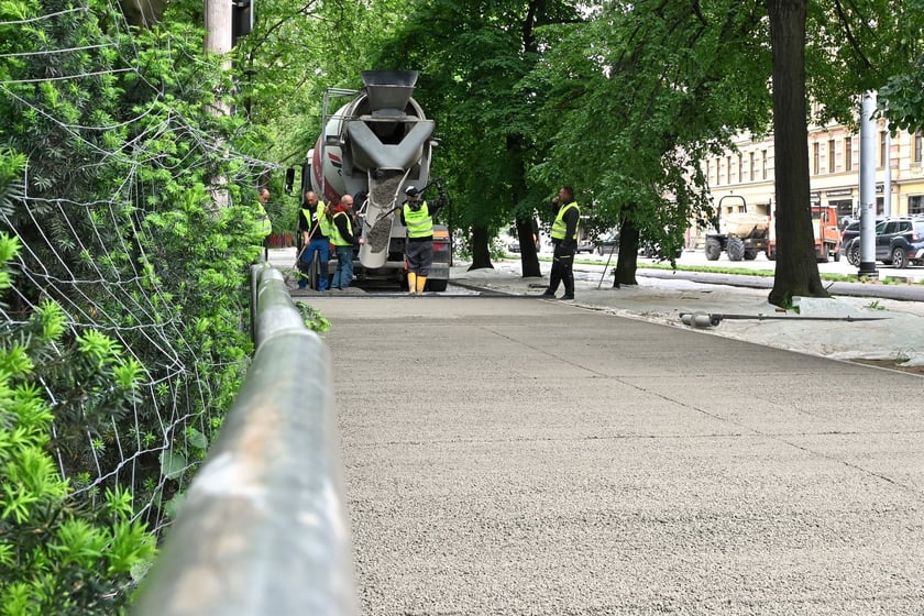 Na pl. Staszica, przy parku, po raz pierwszy we Wrocławiu układany jest beton jamisty - taki, który przepuszcza wodę. Dzięki zastosowaniu tej technologii, drzewa i rośliny będą nawadniane wodami opadowymi, a rowerzyści będą wygodnie jeździć.