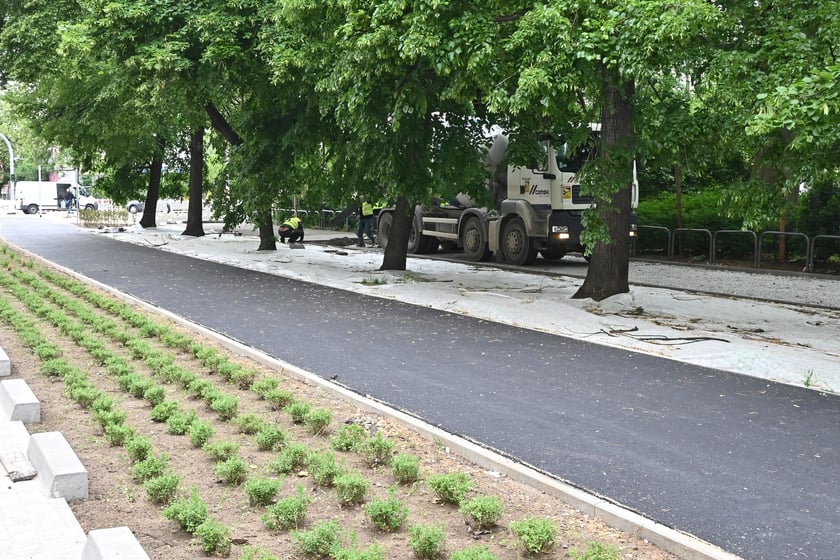 Na pl. Staszica, przy parku, po raz pierwszy we Wrocławiu układany jest beton jamisty - taki, który przepuszcza wodę. Dzięki zastosowaniu tej technologii, drzewa i rośliny będą nawadniane wodami opadowymi, a rowerzyści będą wygodnie jeździć.