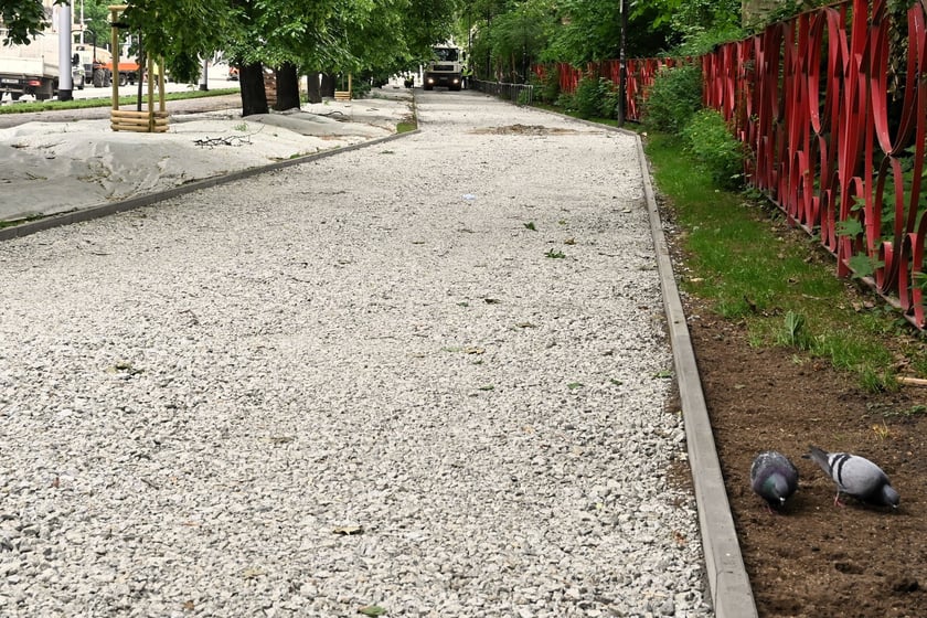 Podbudowa ścieżki rowerowej przy parku Staszica czeka na beton jamisty.&nbsp;
