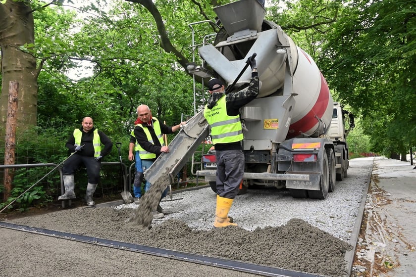 Na pl. Staszica, przy parku, po raz pierwszy we Wrocławiu układany jest beton jamisty - taki, który przepuszcza wodę. Dzięki zastosowaniu tej technologii, drzewa i rośliny będą nawadniane wodami opadowymi, a rowerzyści będą wygodnie jeździć.