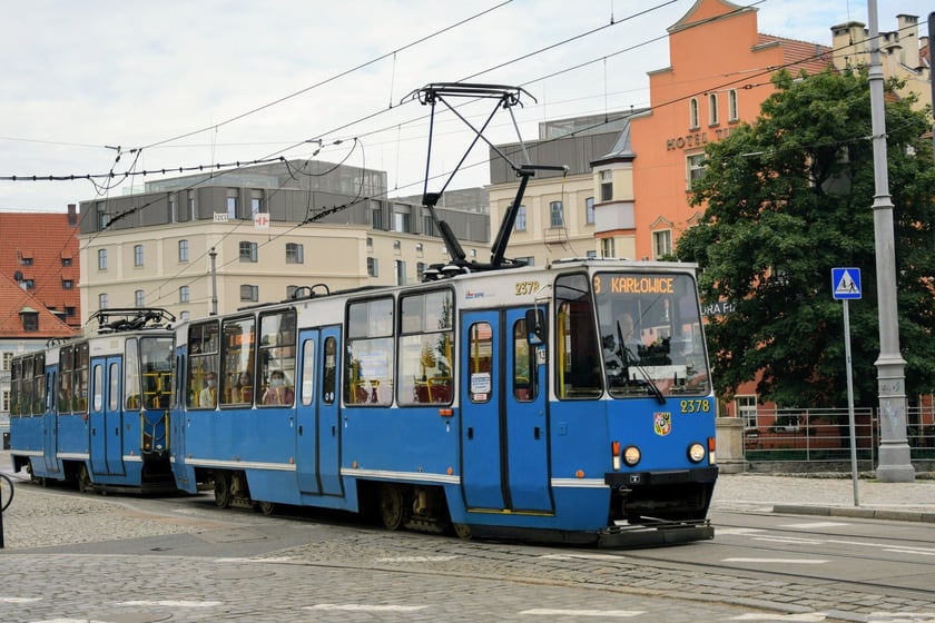 W barwach MPK Wrocław wciąż jeździ około 80 Konstali serii 105 (105Na, 105NWr i 105 NWrAs) wyprodukowanych w latach 1975-1991.