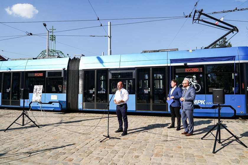 Uroczystość nadania tramwajowi imienia Ryszarda Szurkowskiego, 7 sierpnia 2024, zajezdnia Borek