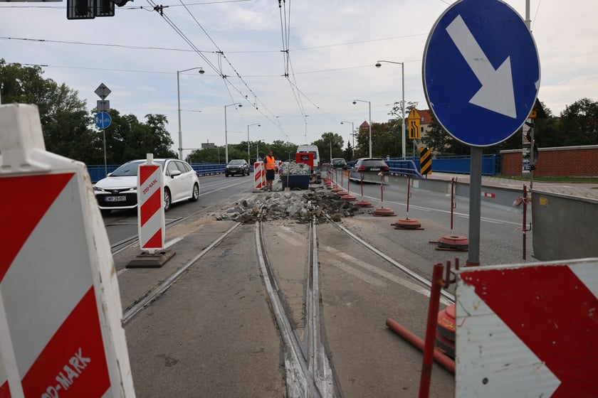 Początek remontu torowiska na moście Szczytnickim