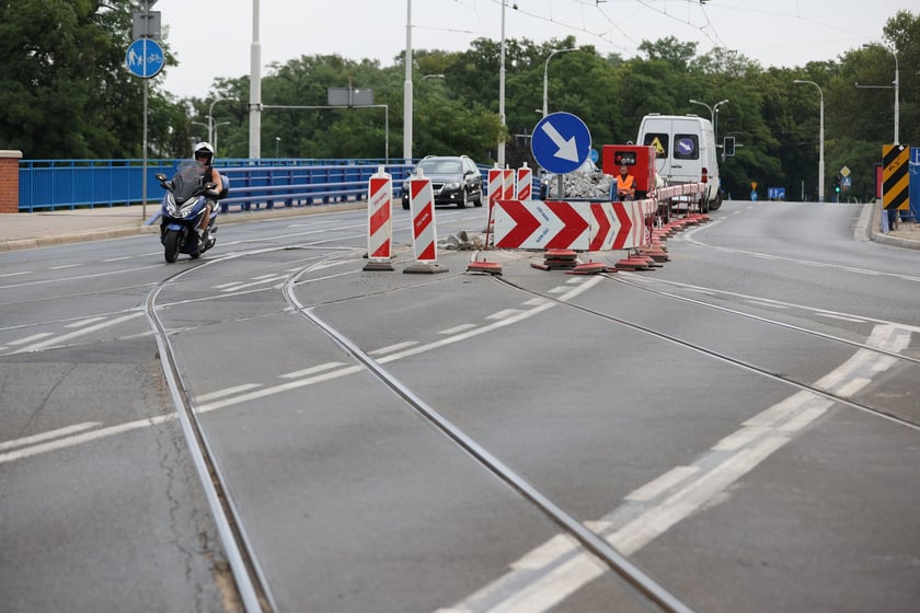 Początek remontu torowiska na moście Szczytnickim