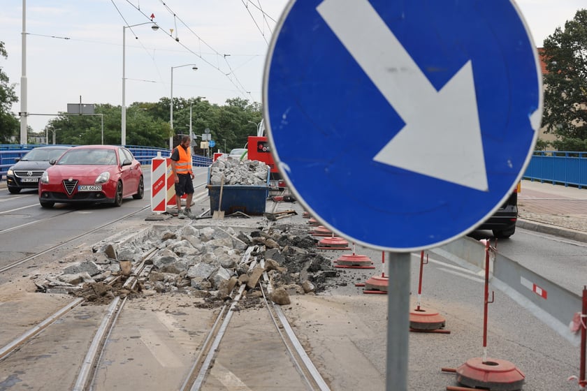 Początek remontu torowiska na moście Szczytnickim