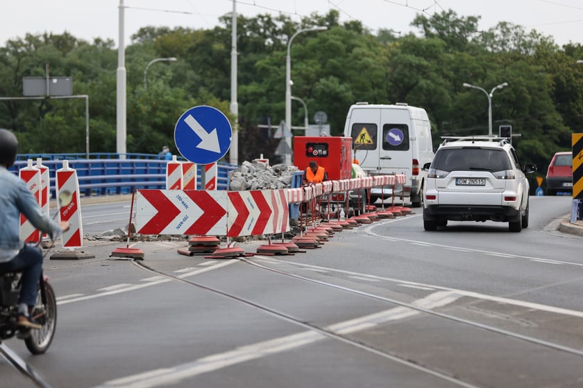 Początek remontu torowiska na moście Szczytnickim