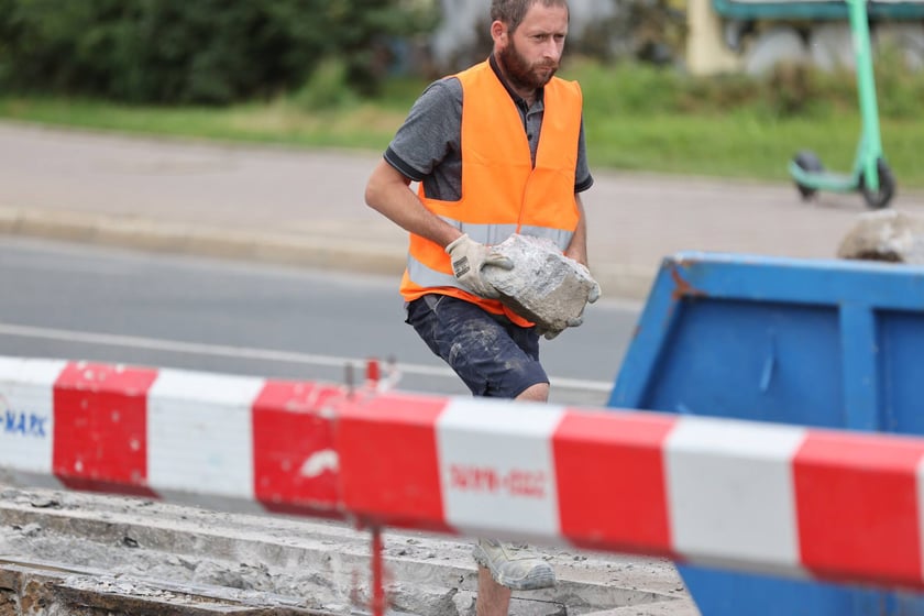 Początek remontu torowiska na moście Szczytnickim