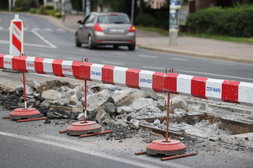 Początek remontu torowiska na moście Szczytnickim