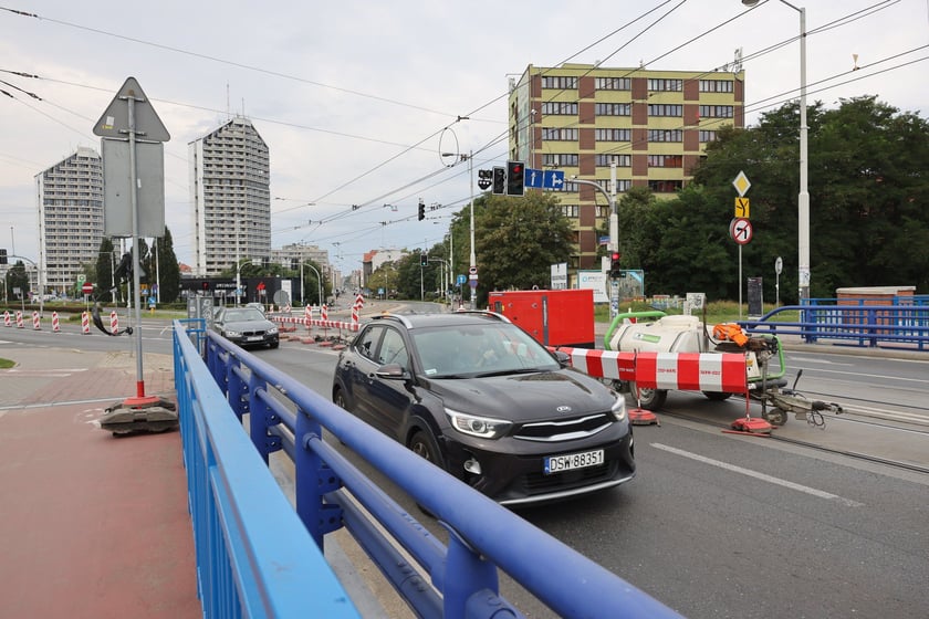 Początek remontu torowiska na moście Szczytnickim