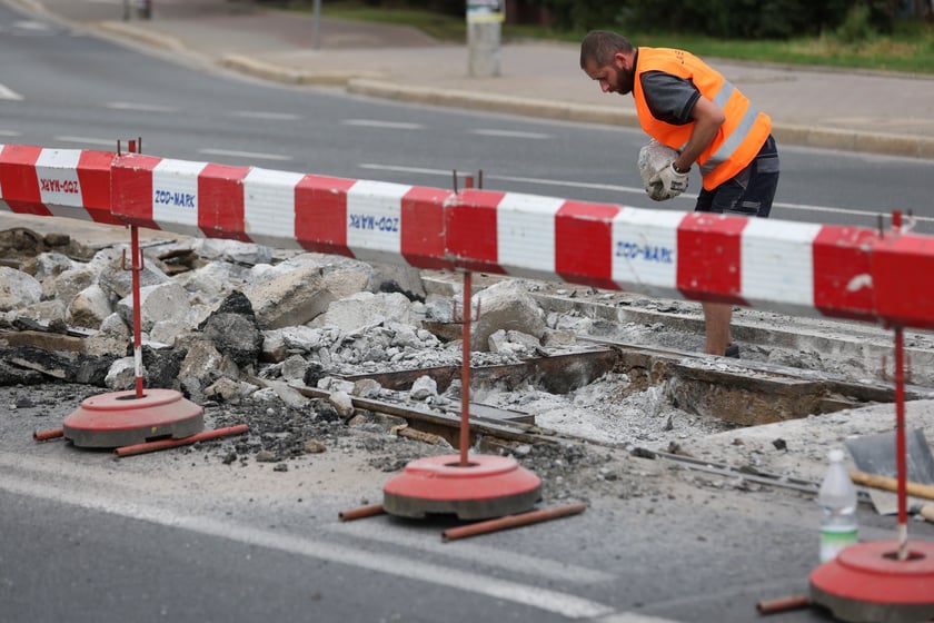 Początek remontu torowiska na moście Szczytnickim