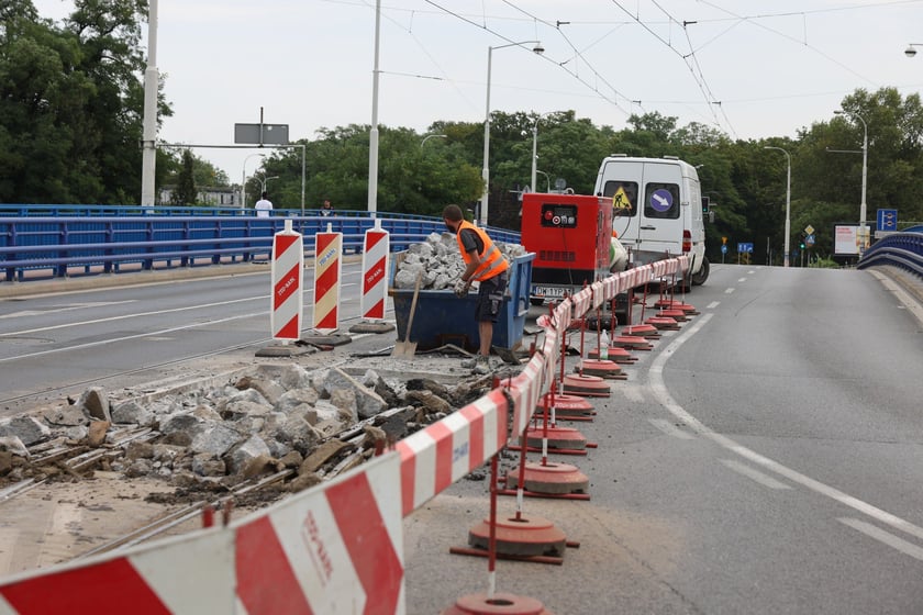 Początek remontu torowiska na moście Szczytnickim