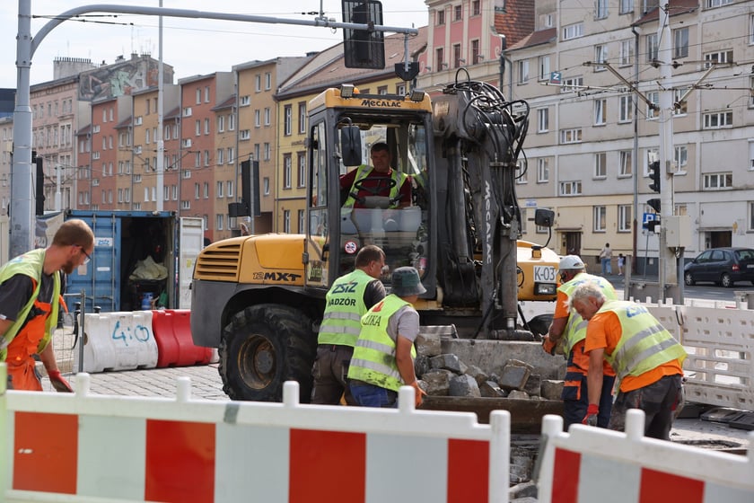 Początek remontu torów od strony Szewskiej