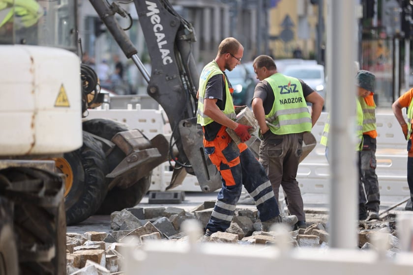Początek remontu torów od strony Szewskiej
