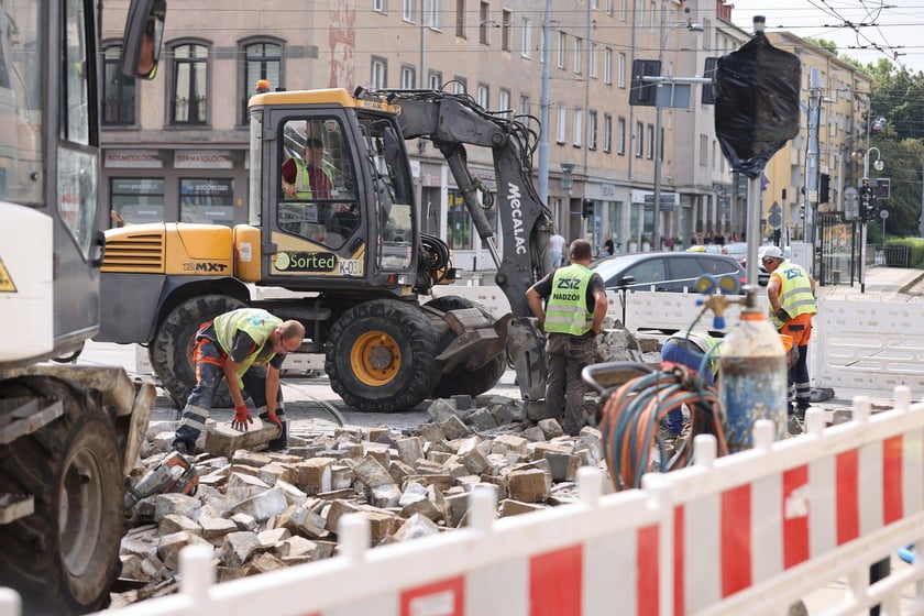 Początek remontu torów od strony Szewskiej