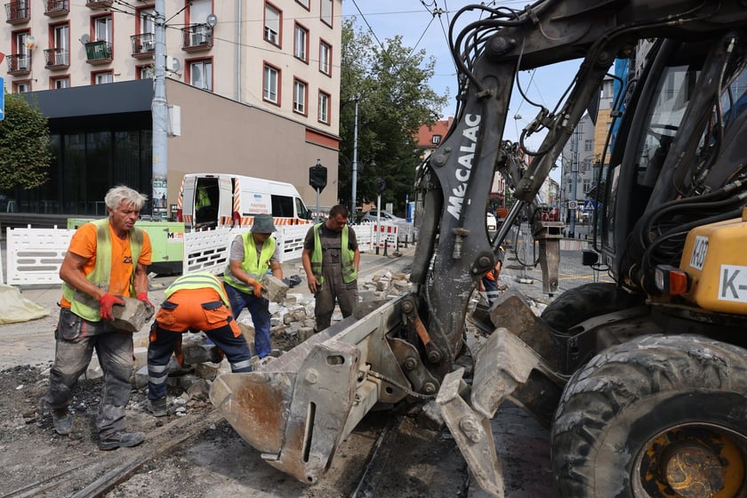 Początek remontu torów od strony Szewskiej