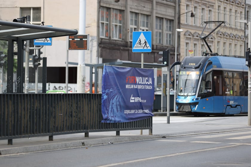 Tramwaje i przechodnie na Kazimierza Wielkiego