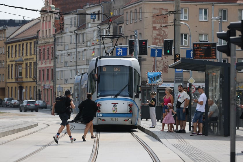 Tramwaje i przechodnie na Kazimierza Wielkiego