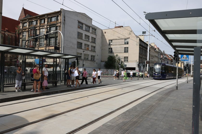 Tramwaje i przechodnie na Kazimierza Wielkiego