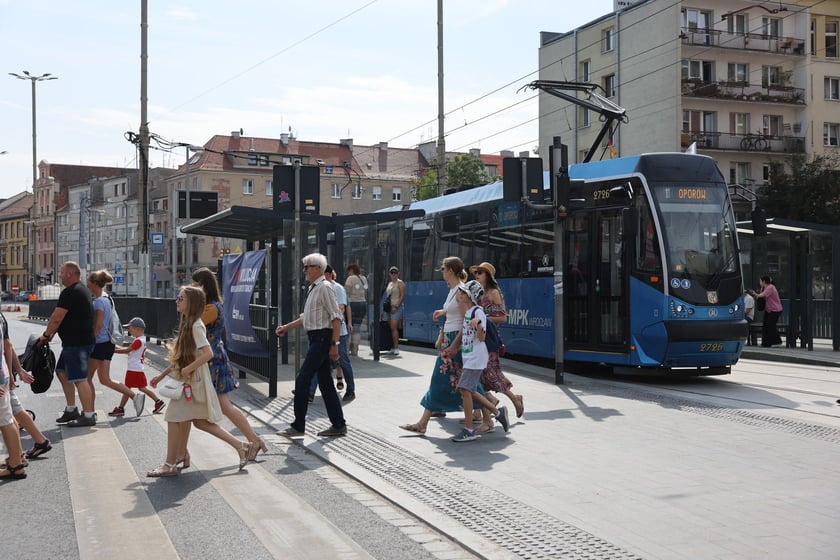 Tramwaje i przechodnie na Kazimierza Wielkiego