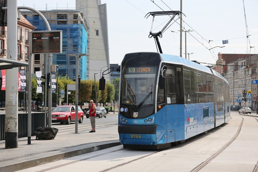 Tramwaje i przechodnie na Kazimierza Wielkiego