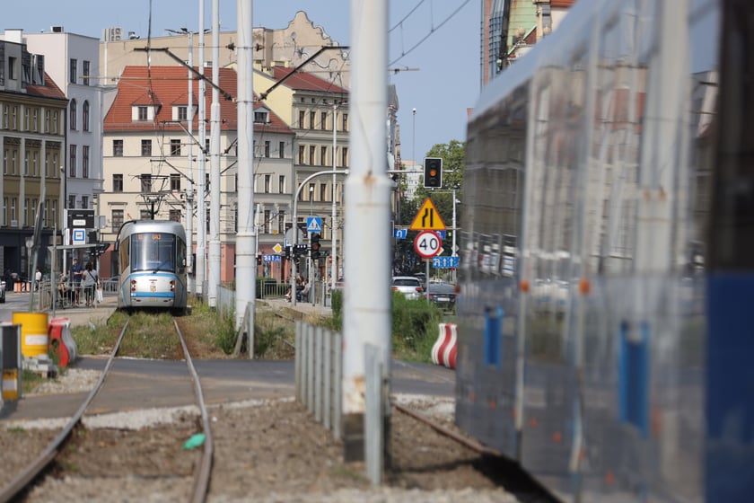 Tramwaje i przechodnie na Kazimierza Wielkiego