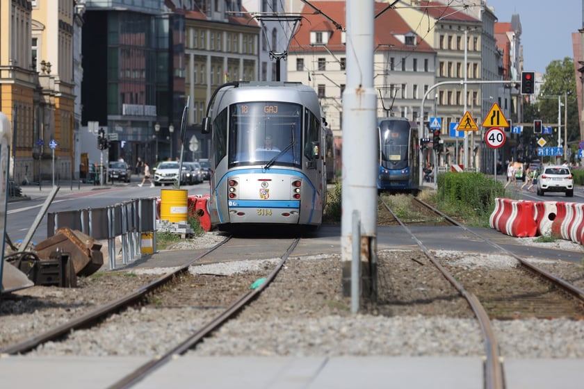 Tramwaje i przechodnie na Kazimierza Wielkiego