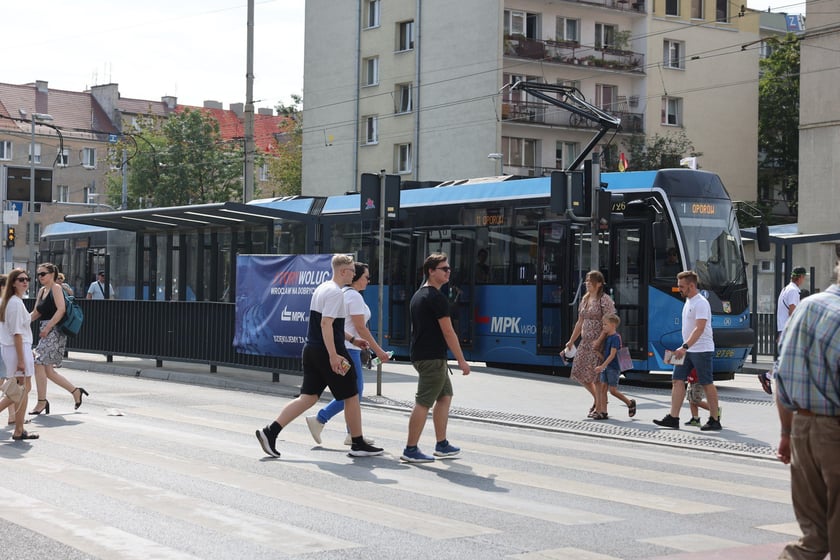 Tramwaje i przechodnie na Kazimierza Wielkiego