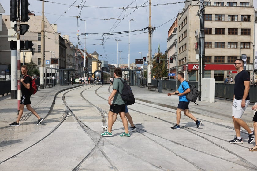 Tramwaje i przechodnie na Kazimierza Wielkiego