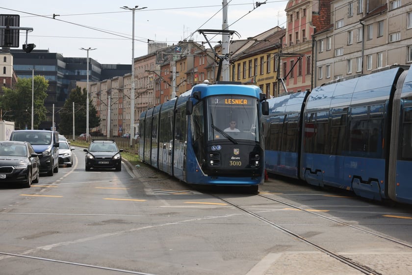 Tramwaje i przechodnie na Kazimierza Wielkiego