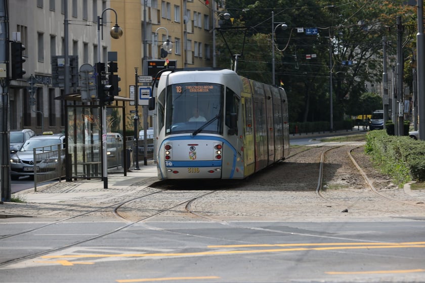 Tramwaje i przechodnie na Kazimierza Wielkiego