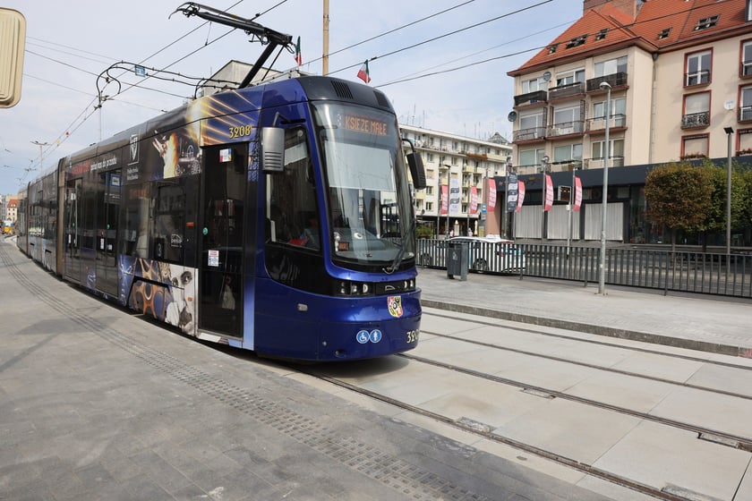 Tramwaje i przechodnie na Kazimierza Wielkiego