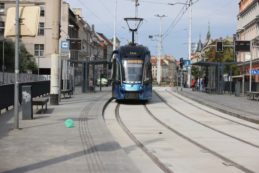 Tramwaje i przechodnie na Kazimierza Wielkiego