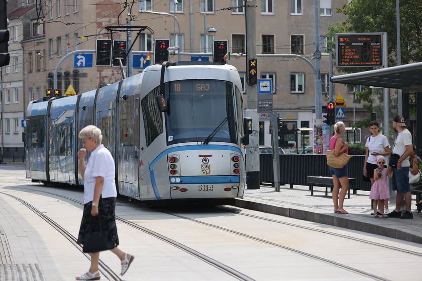 Tramwaje i przechodnie na Kazimierza Wielkiego