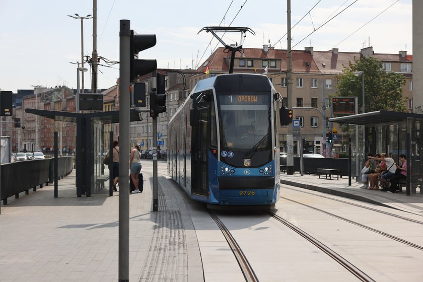 Tramwaje i przechodnie na Kazimierza Wielkiego