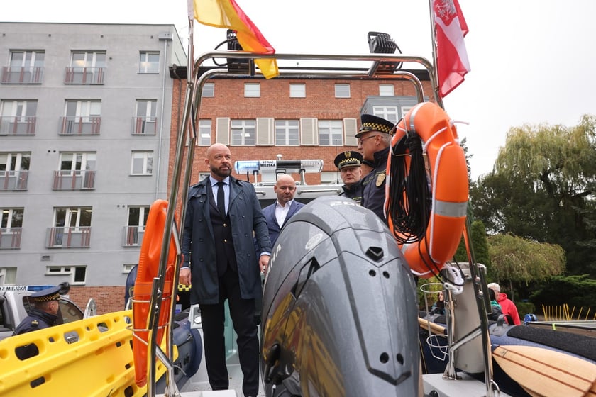 Strażnicy miejscy dostali 2 łodzie patrolowo-ratownicze i samochód do ich przewożenia.