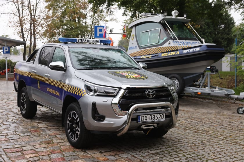 Strażnicy miejscy dostali 2 łodzie patrolowo-ratownicze i samochód do ich przewożenia.