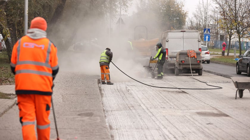 Zarząd Dr&oacute;g i Utrzymania Miasta pod koniec lata zlecił remont 16 odcink&oacute;w ulic o łącznej długości 12 km. To remonty polegające na wymienia nawierzchni, regulacji krawężnik&oacute;w i studzienek, dlatego typowane do nich są te drogi, kt&oacute;re nie wymagają gruntownej przebudowy z wymianą podbudowy, sieci podziemnych etc.