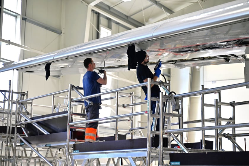 Mechanicy serwisują samolot w Wroclaw Aircraft Maintenance Services