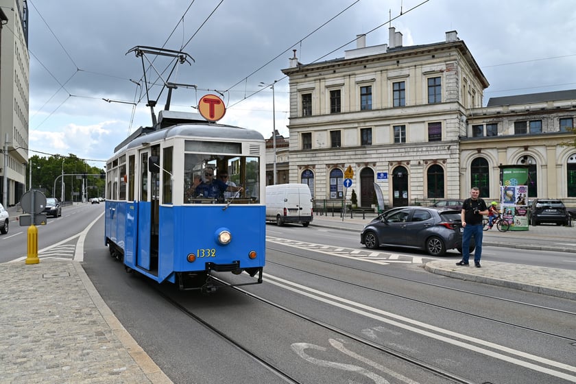 Konstala N z 1949 roku spotkamy na Wrocławskich Liniach Turystycznych. Tu na zdjęciu bierze udział w paradzie historycznych pojazd&oacute;w z okazji otwarcia TAT na Nowy Dw&oacute;r. Zdjęcie archwialne z 2023 roku