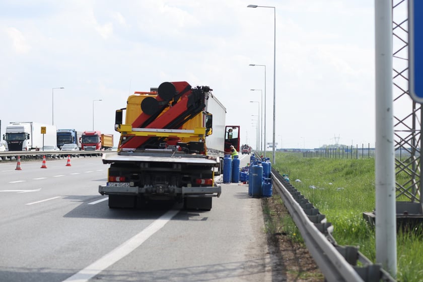 Wypadek z udziałem busa i ciężar&oacute;wki na AOW - 23. 04