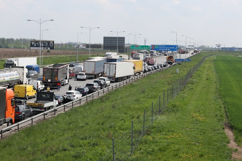 Wypadek z udziałem busa i ciężar&oacute;wki na AOW - 23. 04