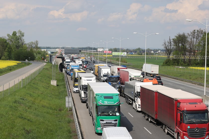 Wypadek z udziałem busa i ciężar&oacute;wki na AOW - 23. 04