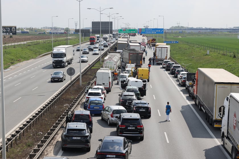 Wypadek z udziałem busa i ciężar&oacute;wki na AOW - 23. 04