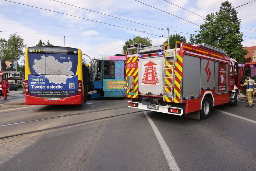 Wypadek na Kochanowskiego z udziałem autobusu i tramwaju