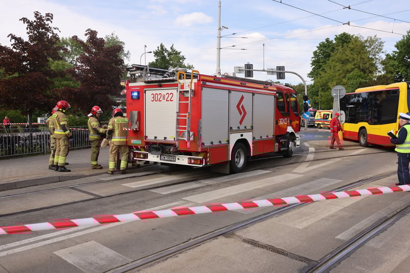 Wypadek na Kochanowskiego z udziałem autobusu i tramwaju